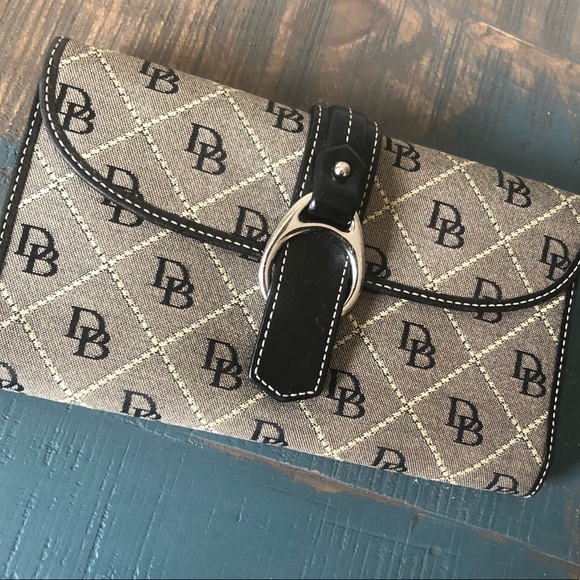 Dooney & Bourke Handbags - Dooney & Bourke wallet | 7.5"x4.25" | EUC